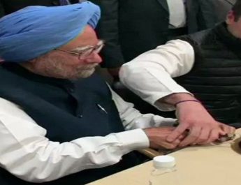 मनमोहन सिंह-राहुल गांधी ने केक काटकर मनाया कांग्रेस का 134वां स्थापना दिवस 3 Hello Uttarakhand News »