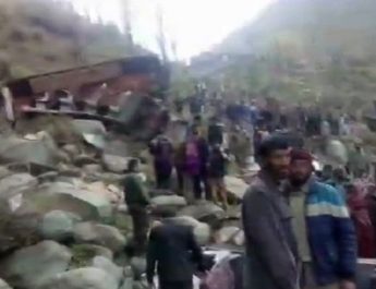 गहरी खाई में गिरी बस, 11 लोगों की मौत, कई घायल 3 Hello Uttarakhand News »