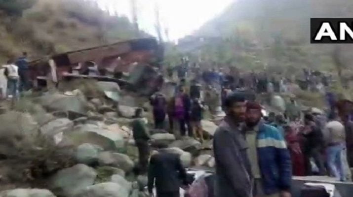 गहरी खाई में गिरी बस, 11 लोगों की मौत, कई घायल 1 गहरी खाई में गिरी बस, 11 लोगों की मौत, कई घायल 1 Hello Uttarakhand News »