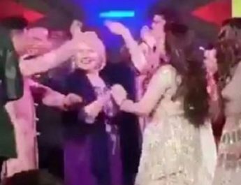 VIDEO: हिलेरी क्लिंटन, शाहरुख समेत कई हस्तियों ने अंबानी के साथ लगाए देसी ठुमके 3 Hello Uttarakhand News »