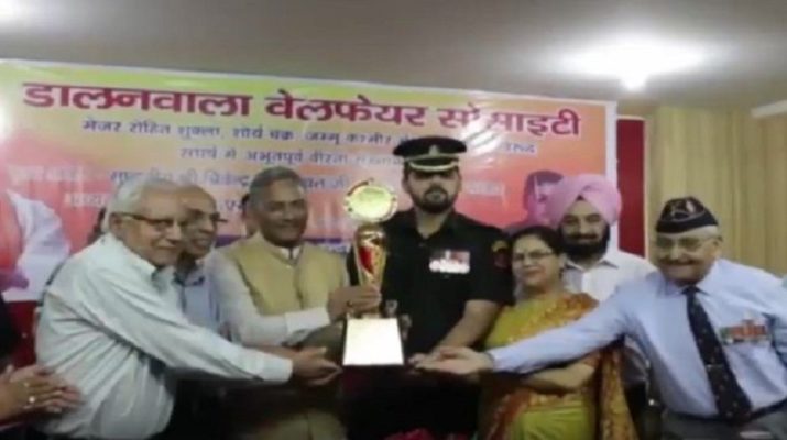 देवभूमि के इस वीर सैनिक से खौफ खाते आतंकी, गोली खाकर उबरे तो फिर किये आतंकी ढेर 1 देवभूमि के इस वीर सैनिक से खौफ खाते आतंकी, गोली खाकर उबरे तो फिर किये आतंकी ढेर 1 Hello Uttarakhand News »