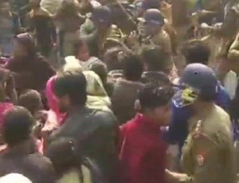 5 साल की बच्ची की गला दबाकर हत्या, गुस्साएं लोगों ने पुलिस पर किया पथराव 3 Hello Uttarakhand News »