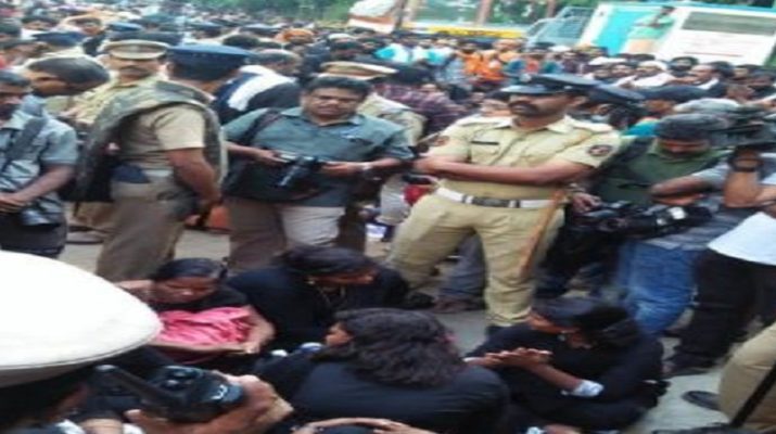 सबरीमाला मंदिर: दर्शन के लिए पहुंचा महिलाओं का जत्था, विरोध शुरू 1 Hello Uttarakhand News »