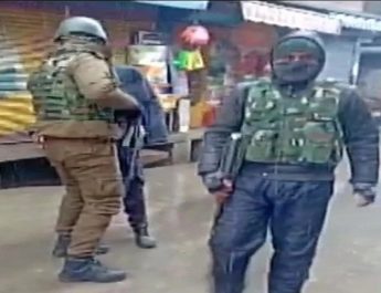 जम्मू-कश्मीर: अनंतनाग पुलिस चौकी पर आतंकी हमला, 3 जवान व 3 नागरिक घायल 3 Hello Uttarakhand News »