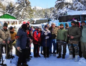 उत्तरकाशी: बर्फ में फंसे 11 सैलानियों का रेस्क्यू कर पहुँचाया सुरक्षित स्थान पर 2 Hello Uttarakhand News »