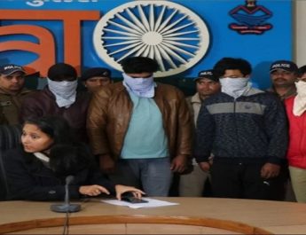 हनीट्रैप में फंसाकर बिल्डर को लूटने के आरोप में महिला समेत पांच गिरफ्तार 4 Hello Uttarakhand News »