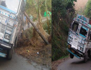 अल्मोड़ा में पेट्रोल टैंकर दुर्घटनाग्रस्त, बड़ा हादसा टला 3 Hello Uttarakhand News »