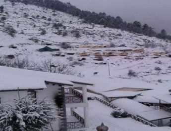 बर्फ की चादर से सजी देवभूमि की वादियाँ, पर्यटकों में ख़ुशी, कई लोगों की बढ़ी परेशानियां 4 Hello Uttarakhand News »