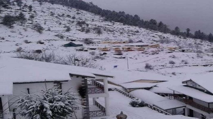 बर्फ की चादर से सजी देवभूमि की वादियाँ, पर्यटकों में ख़ुशी, कई लोगों की बढ़ी परेशानियां 1 Hello Uttarakhand News »