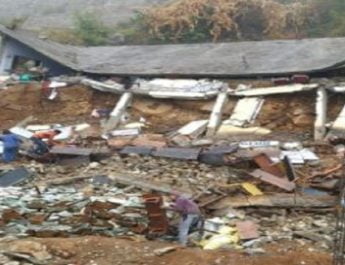 चमोली: भारी बारिश के चलते ढहा स्कूल, स्कूल बंद होने के चलते टला बड़ा हादसा 3 Hello Uttarakhand News »