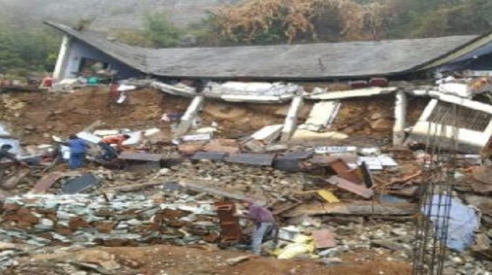 चमोली: भारी बारिश के चलते ढहा स्कूल, स्कूल बंद होने के चलते टला बड़ा हादसा 1 Hello Uttarakhand News »
