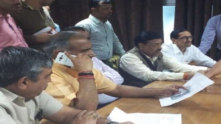 नाराज दिखे मंत्री, अपर सचिव व डायरेक्टर को मुकदमा दर्ज करने के आदेश 1 नाराज दिखे मंत्री, अपर सचिव व डायरेक्टर को मुकदमा दर्ज करने के आदेश 1 Hello Uttarakhand News »