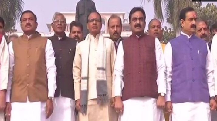 विवादों के बीच शिवराज सिंह चौहान ने मंत्रालय के बाहर बीजेपी विधायकों के साथ गाया वंदे मातरम 1 विवादों के बीच शिवराज सिंह चौहान ने मंत्रालय के बाहर बीजेपी विधायकों के साथ गाया वंदे मातरम 1 Hello Uttarakhand News »