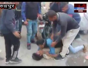 वायरल पिटाई वीडियो मामला: पुलिसकर्मी व साथी पर मुकदमा दर्ज 3 Hello Uttarakhand News »