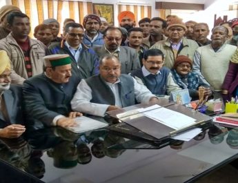 जहरीली शराब काण्ड मामले में सरकार की बर्खास्तगी को लेकर मोर्चा ने घेरी तहसील 2 Hello Uttarakhand News »