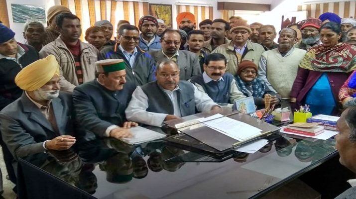 जहरीली शराब काण्ड मामले में सरकार की बर्खास्तगी को लेकर मोर्चा ने घेरी तहसील 1 जहरीली शराब काण्ड मामले में सरकार की बर्खास्तगी को लेकर मोर्चा ने घेरी तहसील 1 Hello Uttarakhand News »