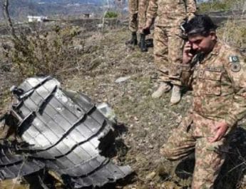 भारत द्वारा मारे गए विमान का मलबा उठाती दिखी पाक आर्मी 4 Hello Uttarakhand News »