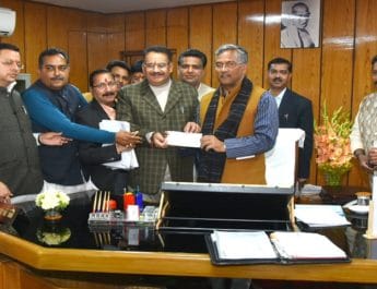 शहीद के परिवार को गणेश जोशी ने दिया एक माह का वेतन, बेटी की पढ़ाई व शादी का खर्चा करेंगे वहन 3 Hello Uttarakhand News »