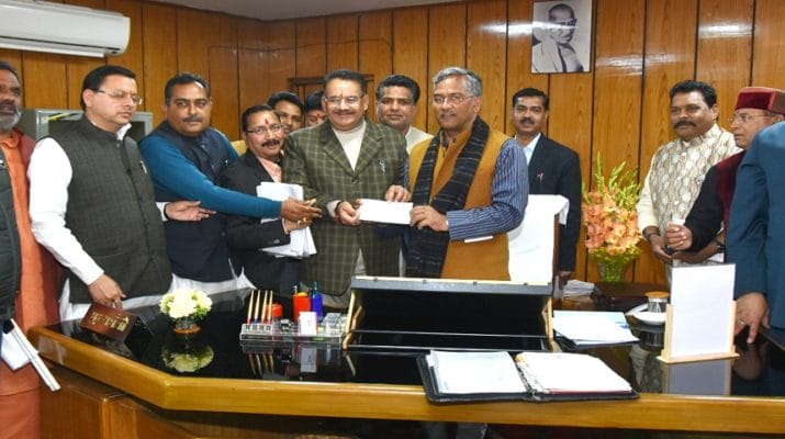 शहीद के परिवार को गणेश जोशी ने दिया एक माह का वेतन, बेटी की पढ़ाई व शादी का खर्चा करेंगे वहन 1 शहीद के परिवार को गणेश जोशी ने दिया एक माह का वेतन, बेटी की पढ़ाई व शादी का खर्चा करेंगे वहन 1 Hello Uttarakhand News »