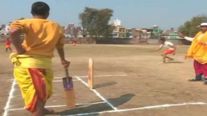 संस्कृत में कमेंट्री, धोती-कुर्ता पहन खिलाड़ियों ने लगाए चौके-छक्के 1 संस्कृत में कमेंट्री, धोती-कुर्ता पहन खिलाड़ियों ने लगाए चौके-छक्के 1 Hello Uttarakhand News »