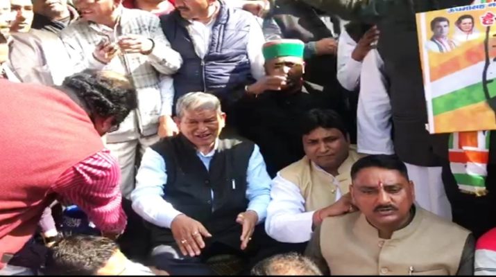 उत्तराखंड: बजट सत्र के तीसरे दिन विधानसभा के पास पूर्व मुख्यमंत्री हरीश रावत बैठे धरने पर 1 Hello Uttarakhand News »