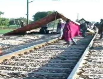 गुर्जर आरक्षण: रेल पटरियों पर कब्जा, वहीं बन रहा खाना और नाश्ता 4 Hello Uttarakhand News »