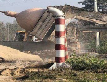 आजम खान के बनवाए हुए फेमस उर्दू गेट पर चला बुलडोजर, भारी फोर्स तैनात 2 Hello Uttarakhand News »