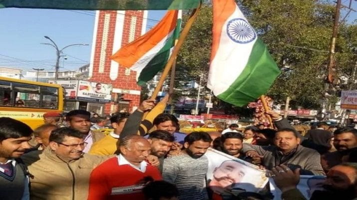 देहरादून: जांबाज 'अभिनंदन' की वापसी पर नाच-गाने से लोग कर रहे खुशी जाहिर 1 Hello Uttarakhand News »