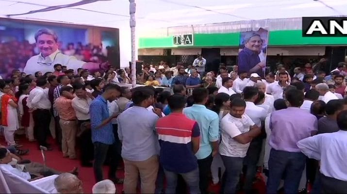 गोवा में पर्रिकर को श्रद्धांजलि देने के लिए उमड़े लोग 1 गोवा में पर्रिकर को श्रद्धांजलि देने के लिए उमड़े लोग 1 Hello Uttarakhand News »