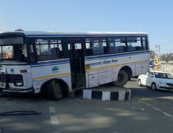 देहरादून: ब्रेक फेल होने पर चालक ने डिवाइडर से टकरा दी बस, टला बड़ा हादसा 3 Hello Uttarakhand News »