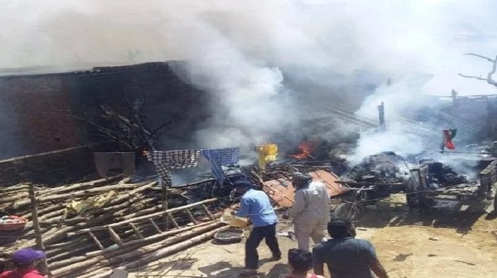 गैस पाइप लीकेज के बाद सिलिंडर फटने से लगी आग, आधा दर्जन झोपड़ियां खाक 1 गैस पाइप लीकेज के बाद सिलिंडर फटने से लगी आग, आधा दर्जन झोपड़ियां खाक 1 Hello Uttarakhand News »