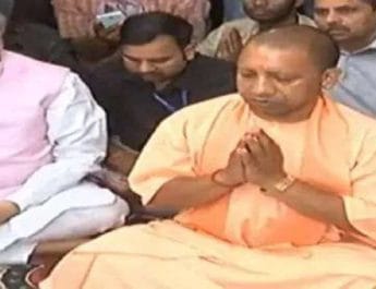 बैन के बाद हनुमान चालीसा पढ़ने मंदिर पहुंचे योगी आदित्यनाथ 4 Hello Uttarakhand News »