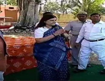 भीड़ कम देख मेनका गांधी ने फेंका माइक, विधायक की गैर मौजूदगी पर भड़की, वीडियो वायरल 4 Hello Uttarakhand News »