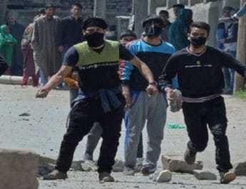 जम्मू-कश्मीर: चुनाव विरोध प्रदर्शनकारियों के पथराव जवाब में सुरक्षाबलों की फायरिंग, तीन घायल 3 Hello Uttarakhand News »