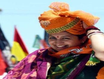 स्मृति ईरानी की चुनावी रैली में नोट बांटे जाने के आरोप, चुनाव आयोग ने दिए जांच के आदेश 2 Hello Uttarakhand News »