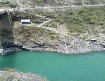 उत्तराखंड: डूबती पत्नी को बचाने के लिए नदी में कूदा पति, दोनों बहे 2 Hello Uttarakhand News &raquo;