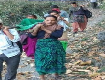 बीमार महिला को 10 किलोमीटर कंधे पर लादकर पहुंचे सड़क तक 2 Hello Uttarakhand News »