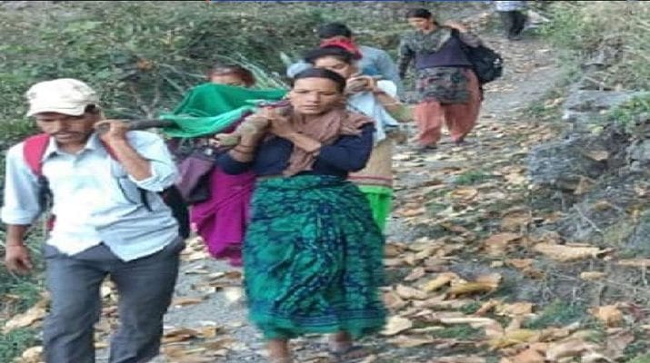 बीमार महिला को 10 किलोमीटर कंधे पर लादकर पहुंचे सड़क तक 1 Hello Uttarakhand News »