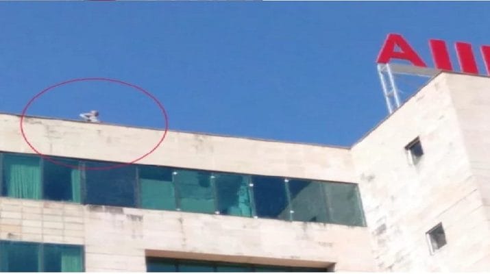 पेट्रोल की बोतल लेकर एम्स की छत पर चढ़ा कर्मचारी, मचा हडकंप 1 पेट्रोल की बोतल लेकर एम्स की छत पर चढ़ा कर्मचारी, मचा हडकंप 1 Hello Uttarakhand News »