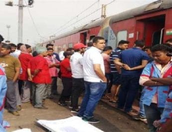 दिल्ली-भुवनेश्वर राजधानी एक्सप्रेस में खाना खाने के बाद कई यात्री बीमार, हंगामा 4 Hello Uttarakhand News »