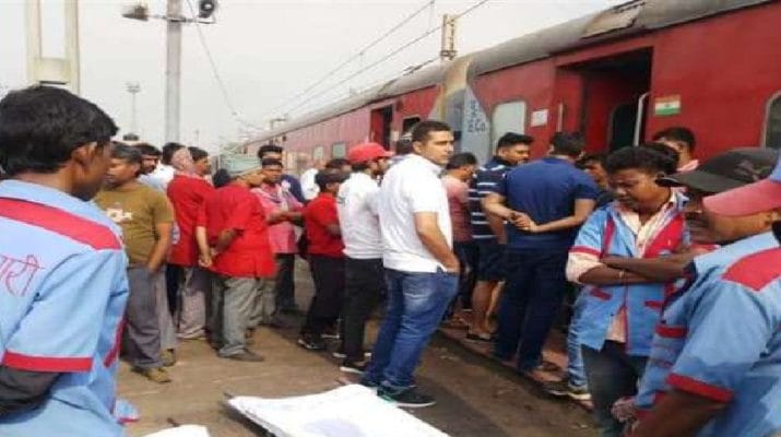 दिल्ली-भुवनेश्वर राजधानी एक्सप्रेस में खाना खाने के बाद कई यात्री बीमार, हंगामा 1 दिल्ली-भुवनेश्वर राजधानी एक्सप्रेस में खाना खाने के बाद कई यात्री बीमार, हंगामा 1 Hello Uttarakhand News »