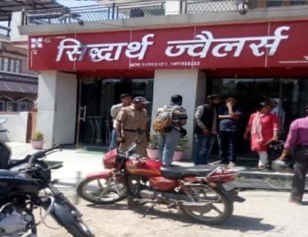 बड़ी खबर : पुलिस की नाक के नीचे देहरादून में दिन दहाड़े ज्वैलर की दुकान में लूट 3 Hello Uttarakhand News »