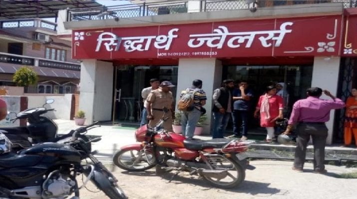 बड़ी खबर : पुलिस की नाक के नीचे देहरादून में दिन दहाड़े ज्वैलर की दुकान में लूट 1 Hello Uttarakhand News »