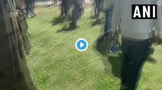 VIDEO: मतदान में जम्मू-कश्मीर में हिंसा, पोलिंग स्टेशन पर एजेंट की पिटाई 1 Hello Uttarakhand News »