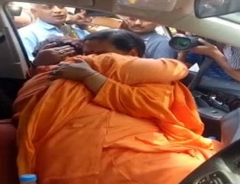 प्रज्ञा के गले लगकर रोईं उमा भारती, कहा: संन्यासी कभी एक-दूसरे से नाराज नहीं होते 4 Hello Uttarakhand News »