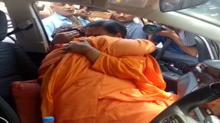 प्रज्ञा के गले लगकर रोईं उमा भारती, कहा: संन्यासी कभी एक-दूसरे से नाराज नहीं होते 1 Hello Uttarakhand News »