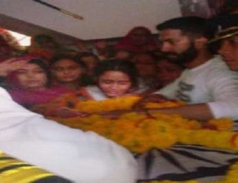 शहीद बेटे की देह को 'मां' ने किया 'सेल्यूट', शहीद को अंतिम विदाई देने उमड़ा जनसैलाब 2 Hello Uttarakhand News »