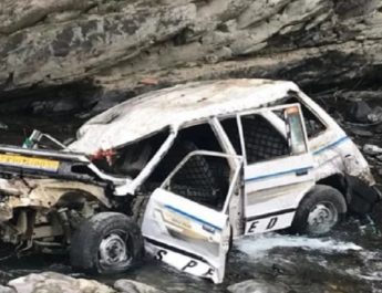 जम्मू-कश्मीर: रामबन में वाहन खाई में गिरा, तीन लोगों की मौत, पांच घायल 2 Hello Uttarakhand News »