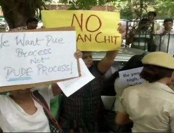 चीफ जस्टिस को क्लीन चिट: सुप्रीम कोर्ट के बाहर महिलाओं और वकीलों का प्रदर्शन, धारा 144 लागू 2 Hello Uttarakhand News »