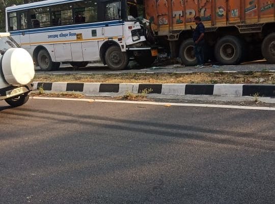 देहरादून से गोपेश्वर जा रही उत्तराखंड पर्वतीय बस की ट्रक से टक्कर, दो घायल 1 देहरादून से गोपेश्वर जा रही उत्तराखंड पर्वतीय बस की ट्रक से टक्कर, दो घायल 1 Hello Uttarakhand News »